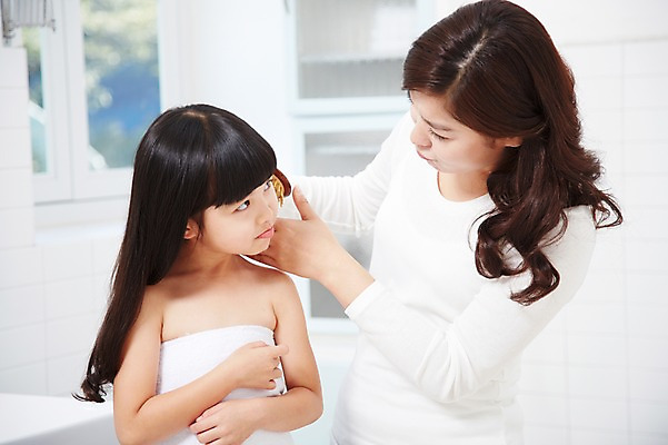 포토 JPG 스튜디오촬영 라이프스타일 여자 딸 어린이 가족 모녀 엄마 실내 사람 동양인 소녀 상반신 성인 두명 아웃포커스 30대 부모 마주보기 목욕 청결 유치원생 한국인 육아 욕실 자녀 머리빗 화장실 여자만 국내포토 관계 모션 촬영기법 인종 내부 생활 장년 미용용품 위생 파일형식