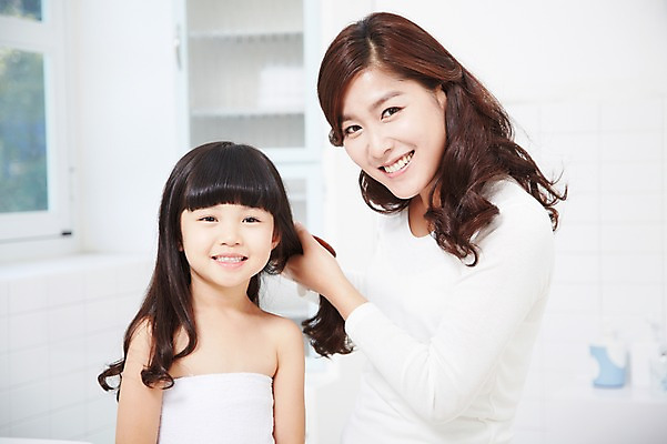 포토 JPG 스튜디오촬영 라이프스타일 여자 딸 어린이 가족 모녀 엄마 실내 미소 웃음 사람 동양인 소녀 상반신 성인 두명 앞모습 아웃포커스 30대 부모 목욕 청결 유치원생 한국인 육아 욕실 자녀 머리빗 화장실 여자만 국내포토 뷰포인트 관계 촬영기법 표정 인종 내부 생활 장년 미용용품 위생 파일형식