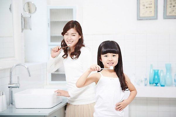 포토 JPG 스튜디오촬영 라이프스타일 여자 딸 어린이 허리손 가족 모녀 엄마 실내 미소 웃음 사람 동양인 소녀 상반신 성인 두명 앞모습 아웃포커스 30대 부모 민소매 목욕 청결 유치원생 한국인 육아 욕실 양치 자녀 칫솔 세면대 화장실 여자만 국내포토 뷰포인트 포즈 상의 관계 촬영기법 표정 인종 내부 생활 장년 위생용품 위생 파일형식