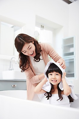 포토 JPG 스튜디오촬영 라이프스타일 여자 딸 어린이 가족 모녀 엄마 욕조 실내 미소 웃음 사람 동양인 소녀 상반신 성인 두명 앞모습 아웃포커스 30대 부모 수건 목욕 청결 유치원생 한국인 육아 욕실 자녀 화장실 닦기 여자만 국내포토 뷰포인트 관계 모션 촬영기법 표정 인종 내부 생활 장년 위생용품 위생 파일형식
