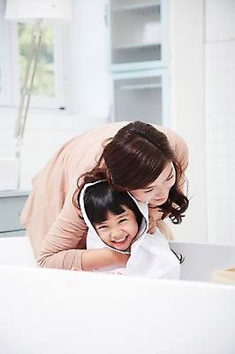 포토 JPG 스튜디오촬영 라이프스타일 여자 딸 어린이 장난 가족 놀이 모녀 엄마 욕조 실내 미소 웃음 사람 동양인 소녀 상반신 성인 두명 아웃포커스 30대 부모 수건 목욕 청결 유치원생 한국인 육아 욕실 자녀 화장실 닦기 여자만 국내포토 관계 모션 촬영기법 표정 인종 내부 생활 장년 위생용품 위생 파일형식