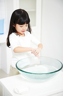 포토 JPG 스튜디오촬영 라이프스타일 여자 어린이 실내 한명 사람 동양인 소녀 상반신 아웃포커스 청결 유치원생 한국인 욕실 씻기 세면대 화장실 비누 손씻기 여자만 여자한명만 어린이만 소녀만 소녀한명만 코로나바이러스 국내포토 1 촬영기법 인종 내부 생활 위생용품 바이러스 위생 파일형식