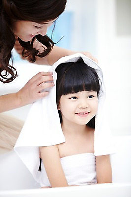 포토 JPG 스튜디오촬영 라이프스타일 여자 딸 어린이 가족 모녀 엄마 욕조 실내 미소 웃음 사람 동양인 소녀 상반신 성인 두명 앞모습 아웃포커스 30대 부모 수건 목욕 청결 유치원생 한국인 육아 욕실 자녀 화장실 닦기 여자만 국내포토 뷰포인트 관계 모션 촬영기법 표정 인종 내부 생활 장년 위생용품 위생 파일형식