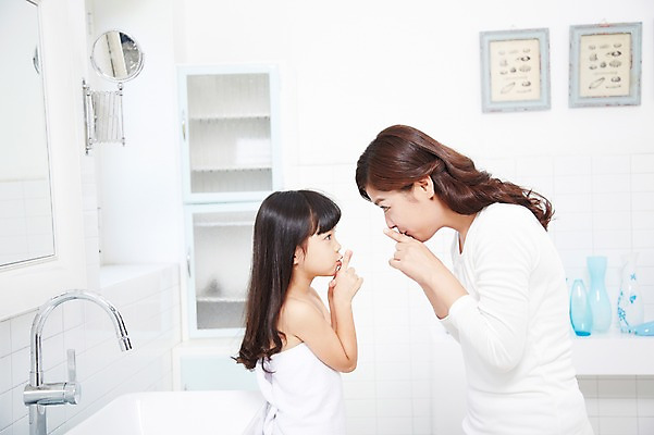 포토 JPG 스튜디오촬영 라이프스타일 여자 딸 어린이 가족 모녀 엄마 실내 사람 동양인 손짓 소녀 상반신 성인 두명 옆모습 30대 부모 마주보기 목욕 청결 유치원생 거울 한국인 육아 욕실 자녀 비밀 세면대 화장실 쉿 여자만 국내포토 뷰포인트 컨셉 관계 모션 인종 내부 생활 장년 위생 조용 파일형식