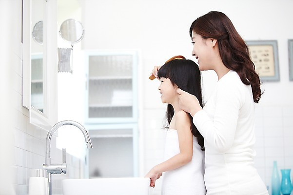 포토 JPG 스튜디오촬영 라이프스타일 여자 딸 어린이 가족 모녀 엄마 실내 미소 웃음 사람 동양인 소녀 상반신 성인 두명 옆모습 아웃포커스 30대 부모 목욕 청결 유치원생 거울 한국인 육아 욕실 자녀 머리빗 세면대 화장실 여자만 국내포토 뷰포인트 관계 촬영기법 표정 인종 내부 생활 장년 미용용품 위생 파일형식