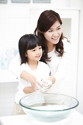 포토 JPG 스튜디오촬영 라이프스타일 응시 여자 딸 어린이 가족 모녀 엄마 실내 미소 웃음 사람 동양인 소녀 상반신 성인 두명 앞모습 아웃포커스 30대 부모 청결 유치원생 한국인 육아 욕실 자녀 씻기 세면대 화장실 손씻기 여자만 코로나바이러스 국내포토 시선 뷰포인트 관계 촬영기법 표정 인종 내부 생활 장년 바이러스 위생 파일형식