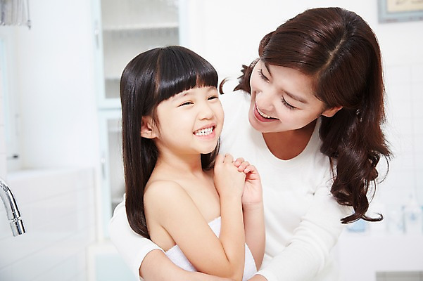 포토 JPG 스튜디오촬영 라이프스타일 여자 딸 어린이 가족 안기 포옹 모녀 엄마 실내 미소 웃음 사람 동양인 소녀 상반신 성인 두명 옆모습 아웃포커스 30대 부모 목욕 청결 유치원생 한국인 육아 욕실 자녀 화장실 여자만 국내포토 뷰포인트 관계 모션 촬영기법 표정 인종 내부 생활 장년 위생 파일형식
