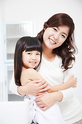 포토 JPG 스튜디오촬영 라이프스타일 여자 딸 어린이 가족 안기 포옹 모녀 엄마 실내 미소 웃음 사람 동양인 소녀 상반신 성인 두명 옆모습 아웃포커스 30대 부모 목욕 청결 유치원생 한국인 육아 욕실 자녀 화장실 여자만 국내포토 뷰포인트 관계 모션 촬영기법 표정 인종 내부 생활 장년 위생 파일형식