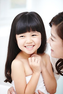 포토 JPG 스튜디오촬영 라이프스타일 여자 딸 어린이 가족 모녀 엄마 실내 미소 웃음 사람 동양인 소녀 상반신 성인 두명 앞모습 아웃포커스 30대 부모 목욕 청결 유치원생 한국인 육아 욕실 자녀 화장실 여자만 국내포토 뷰포인트 관계 촬영기법 표정 인종 내부 생활 장년 위생 파일형식