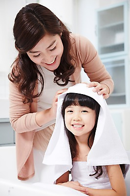 포토 JPG 스튜디오촬영 라이프스타일 여자 딸 어린이 가족 모녀 엄마 욕조 실내 미소 웃음 사람 동양인 소녀 상반신 성인 두명 앞모습 아웃포커스 30대 부모 수건 목욕 청결 유치원생 한국인 육아 욕실 자녀 화장실 닦기 여자만 국내포토 뷰포인트 관계 모션 촬영기법 표정 인종 내부 생활 장년 위생용품 위생 파일형식