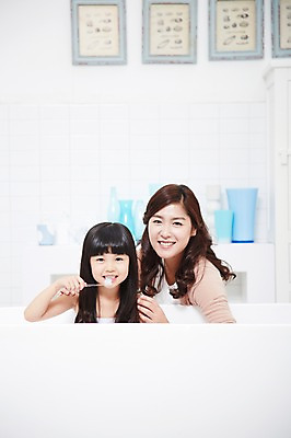 포토 JPG 스튜디오촬영 라이프스타일 여자 딸 어린이 가족 모녀 엄마 욕조 실내 미소 웃음 사람 동양인 소녀 상반신 성인 두명 앞모습 30대 부모 목욕 청결 유치원생 한국인 육아 욕실 양치 자녀 칫솔 화장실 여자만 국내포토 뷰포인트 관계 표정 인종 내부 생활 장년 위생용품 위생 파일형식