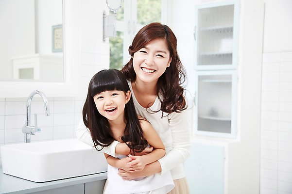 포토 JPG 스튜디오촬영 라이프스타일 여자 딸 어린이 가족 안기 포옹 모녀 엄마 실내 미소 웃음 사람 동양인 소녀 상반신 성인 두명 앞모습 아웃포커스 30대 부모 목욕 청결 유치원생 거울 한국인 육아 욕실 자녀 세면대 화장실 여자만 국내포토 뷰포인트 관계 모션 촬영기법 표정 인종 내부 생활 장년 위생 파일형식