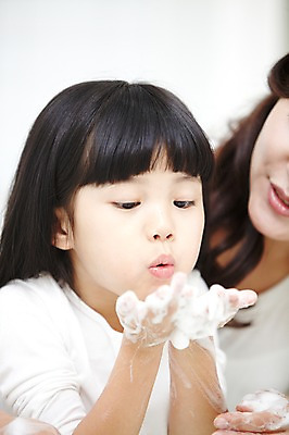 포토 JPG 스튜디오촬영 라이프스타일 여자 딸 어린이 장난 가족 놀이 모녀 엄마 실내 사람 동양인 소녀 상반신 성인 두명 앞모습 아웃포커스 30대 부모 청결 유치원생 거품 한국인 육아 욕실 자녀 씻기 불기 화장실 손씻기 여자만 코로나바이러스 국내포토 뷰포인트 관계 모션 촬영기법 인종 내부 생활 장년 바이러스 위생 파일형식