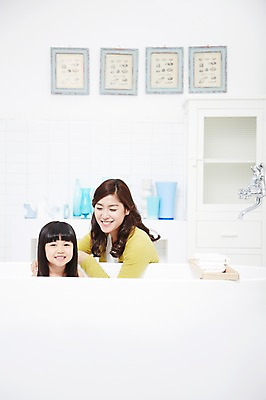 포토 JPG 스튜디오촬영 라이프스타일 여자 딸 어린이 가족 모녀 엄마 욕조 실내 미소 웃음 사람 동양인 소녀 상반신 성인 두명 앞모습 30대 부모 수건 목욕 청결 유치원생 한국인 육아 욕실 자녀 수도꼭지 화장실 여자만 국내포토 뷰포인트 관계 표정 인종 내부 생활 장년 위생용품 위생 파일형식