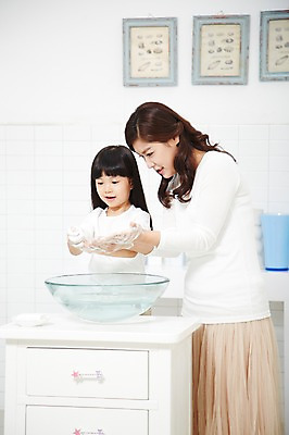 포토 JPG 스튜디오촬영 라이프스타일 여자 딸 어린이 가족 모녀 엄마 실내 서기 미소 웃음 사람 동양인 소녀 성인 두명 30대 부모 청결 유치원생 한국인 육아 욕실 자녀 씻기 세면대 화장실 비누 손씻기 여자만 코로나바이러스 국내포토 관계 모션 표정 인종 내부 생활 장년 위생용품 바이러스 위생 파일형식