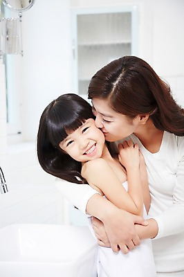 포토 JPG 스튜디오촬영 라이프스타일 여자 딸 어린이 가족 안기 포옹 모녀 엄마 키스 실내 미소 웃음 사람 동양인 소녀 상반신 성인 두명 옆모습 아웃포커스 30대 부모 목욕 청결 유치원생 한국인 육아 욕실 자녀 세면대 화장실 여자만 국내포토 뷰포인트 관계 모션 촬영기법 표정 인종 내부 생활 장년 위생 애정표현 파일형식