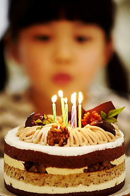 포토 JPG 스튜디오촬영 라이프스타일 여자 행복 어린이 음식 촛불 실내 한명 사람 동양인 소녀 이벤트 상반신 앞모습 아웃포커스 파티 케이크 유치원생 한국인 축하 생일파티 생일 불기 생일케이크 여자만 여자한명만 어린이만 소녀만 소녀한명만 국내포토 1 기념일 감정 뷰포인트 컨셉 초 모션 디저트 촬영기법 인종 내부 생활 파일형식