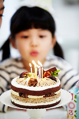 포토 JPG 스튜디오촬영 라이프스타일 여자 행복 어린이 음식 촛불 실내 한명 사람 앉기 동양인 소녀 이벤트 상반신 앞모습 아웃포커스 파티 케이크 유치원생 한국인 축하 생일파티 생일 불기 생일케이크 여자만 여자한명만 어린이만 소녀만 소녀한명만 국내포토 1 기념일 감정 뷰포인트 컨셉 초 모션 디저트 촬영기법 인종 내부 생활 파일형식