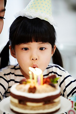 포토 JPG 스튜디오촬영 라이프스타일 여자 행복 어린이 음식 촛불 실내 한명 사람 앉기 동양인 소녀 이벤트 상반신 앞모습 아웃포커스 파티 케이크 유치원생 고깔모자 한국인 축하 생일파티 생일 불기 생일케이크 여자만 여자한명만 어린이만 소녀만 소녀한명만 국내포토 모자 1 기념일 감정 뷰포인트 컨셉 초 모션 디저트 촬영기법 인종 내부 생활 파일형식