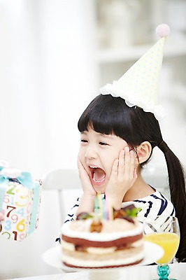 포토 JPG 스튜디오촬영 라이프스타일 여자 행복 어린이 음식 의자 식탁 실내 선물 한명 미소 웃음 사람 앉기 동양인 소녀 이벤트 상반신 옆모습 아웃포커스 컵 선물상자 파티 케이크 주스 유치원생 기쁨 고깔모자 한국인 축하 생일파티 생일 오렌지주스 생일케이크 여자만 여자한명만 어린이만 소녀만 소녀한명만 국내포토 모자 1 식기 기념일 감정 음료 뷰포인트 가구 컨셉 모션 탁자 디저트 촬영기법 표정 인종 내부 생활 상자 과일주스 파일형식