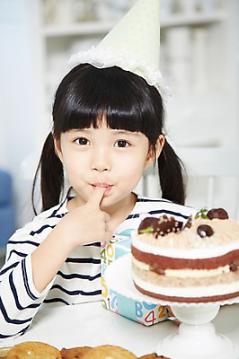 포토 JPG 스튜디오촬영 라이프스타일 여자 행복 어린이 음식 의자 식탁 실내 선물 한명 사람 앉기 동양인 소녀 이벤트 상반신 앞모습 아웃포커스 선물상자 파티 쿠키 케이크 유치원생 고깔모자 한국인 축하 생일파티 생일 생일케이크 먹기 여자만 여자한명만 어린이만 소녀만 소녀한명만 국내포토 모자 1 기념일 감정 뷰포인트 가구 컨셉 모션 탁자 디저트 촬영기법 인종 내부 생활 상자 파일형식