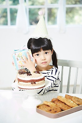 포토 JPG 스튜디오촬영 라이프스타일 여자 행복 어린이 음식 의자 창문 식탁 실내 선물 한명 들기 사람 앉기 동양인 소녀 이벤트 상반신 앞모습 아웃포커스 선물상자 파티 쿠키 케이크 유치원생 고깔모자 한국인 축하 생일파티 생일 생일케이크 호기심 생일상 여자만 여자한명만 어린이만 소녀만 소녀한명만 국내포토 모자 1 기념일 감정 뷰포인트 가구 컨셉 모션 탁자 디저트 촬영기법 인종 내부 생활 상자 파일형식