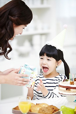 포토 JPG 스튜디오촬영 라이프스타일 여자 딸 행복 어린이 음식 가족 식탁 모녀 엄마 실내 선물 미소 웃음 사람 앉기 동양인 소녀 이벤트 상반신 성인 두명 아웃포커스 컵 30대 선물상자 부모 파티 마주보기 쿠키 케이크 주스 유치원생 기쁨 고깔모자 한국인 자녀 축하 생일파티 생일 오렌지주스 생일케이크 주기 생일상 여자만 국내포토 모자 식기 기념일 감정 음료 컨셉 관계 모션 탁자 디저트 촬영기법 표정 인종 내부 생활 장년 상자 과일주스 파일형식