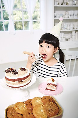 포토 JPG 스튜디오촬영 라이프스타일 접시 여자 행복 어린이 음식 포크 의자 창문 식탁 실내 한명 들기 사람 앉기 동양인 소녀 이벤트 상반신 앞모습 아웃포커스 파티 쿠키 케이크 유치원생 고깔모자 한국인 축하 생일파티 생일 생일케이크 찬장 먹기 생일상 여자만 여자한명만 어린이만 소녀만 소녀한명만 국내포토 모자 1 식기 기념일 감정 뷰포인트 가구 컨셉 모션 탁자 디저트 촬영기법 인종 내부 생활 파일형식