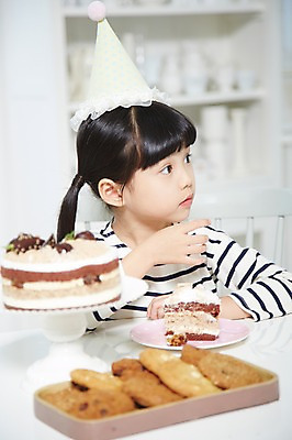 포토 JPG 스튜디오촬영 라이프스타일 접시 응시 여자 행복 어린이 음식 의자 식탁 실내 한명 사람 앉기 동양인 소녀 이벤트 상반신 아웃포커스 파티 쿠키 케이크 유치원생 고깔모자 한국인 축하 생일파티 생일 생일케이크 생일상 여자만 여자한명만 어린이만 소녀만 소녀한명만 국내포토 모자 1 식기 시선 기념일 감정 가구 컨셉 모션 탁자 디저트 촬영기법 인종 내부 생활 파일형식