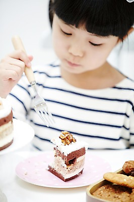 포토 JPG 스튜디오촬영 라이프스타일 접시 여자 행복 어린이 음식 포크 식탁 실내 한명 들기 사람 앉기 동양인 소녀 이벤트 상반신 앞모습 아웃포커스 파티 쿠키 케이크 유치원생 한국인 축하 생일파티 생일 생일케이크 여자만 여자한명만 어린이만 소녀만 소녀한명만 국내포토 1 식기 기념일 감정 뷰포인트 컨셉 모션 탁자 디저트 촬영기법 인종 내부 생활 파일형식