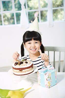 포토 JPG 스튜디오촬영 라이프스타일 여자 행복 어린이 음식 포크 의자 창문 식탁 실내 선물 한명 미소 웃음 들기 사람 앉기 동양인 손짓 소녀 이벤트 상반신 앞모습 아웃포커스 선물상자 파티 케이크 유치원생 고깔모자 한국인 축하 최고 생일파티 생일 생일케이크 만족 생일상 여자만 여자한명만 어린이만 소녀만 소녀한명만 국내포토 모자 1 식기 기념일 감정 뷰포인트 가구 컨셉 모션 탁자 디저트 촬영기법 표정 인종 내부 생활 상자 파일형식