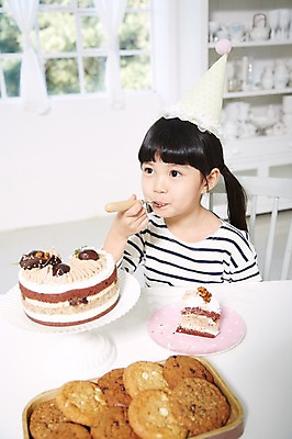 포토 JPG 스튜디오촬영 라이프스타일 접시 여자 행복 어린이 음식 포크 의자 창문 식탁 실내 한명 들기 사람 앉기 동양인 소녀 이벤트 상반신 앞모습 아웃포커스 파티 쿠키 케이크 유치원생 고깔모자 한국인 축하 생일파티 생일 생일케이크 찬장 먹기 생일상 여자만 여자한명만 어린이만 소녀만 소녀한명만 국내포토 모자 1 식기 기념일 감정 뷰포인트 가구 컨셉 모션 탁자 디저트 촬영기법 인종 내부 생활 파일형식