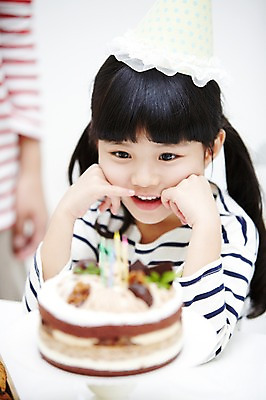 포토 JPG 스튜디오촬영 라이프스타일 여자 행복 어린이 음식 식탁 실내 한명 미소 웃음 사람 동양인 소녀 이벤트 상반신 앞모습 아웃포커스 파티 케이크 턱괴기 유치원생 고깔모자 한국인 축하 생일파티 생일 생일케이크 여자만 여자한명만 어린이만 소녀만 소녀한명만 국내포토 모자 1 기념일 감정 뷰포인트 컨셉 모션 탁자 디저트 촬영기법 표정 인종 내부 생활 파일형식