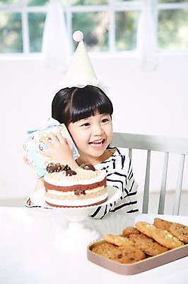 포토 JPG 스튜디오촬영 라이프스타일 응시 여자 행복 어린이 음식 의자 창문 식탁 실내 선물 한명 미소 웃음 들기 사람 앉기 동양인 소녀 이벤트 상반신 앞모습 아웃포커스 선물상자 파티 쿠키 케이크 유치원생 고깔모자 한국인 축하 생일파티 생일 생일케이크 호기심 생일상 여자만 여자한명만 어린이만 소녀만 소녀한명만 국내포토 모자 1 시선 기념일 감정 뷰포인트 가구 컨셉 모션 탁자 디저트 촬영기법 표정 인종 내부 생활 상자 파일형식