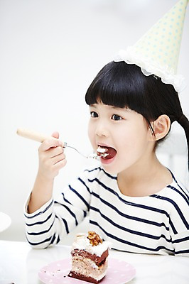 포토 JPG 스튜디오촬영 라이프스타일 접시 응시 여자 행복 어린이 음식 포크 의자 식탁 실내 한명 들기 사람 앉기 동양인 소녀 이벤트 상반신 옆모습 아웃포커스 파티 케이크 유치원생 고깔모자 한국인 축하 생일파티 생일 생일케이크 여자만 여자한명만 어린이만 소녀만 소녀한명만 국내포토 모자 1 식기 시선 기념일 감정 뷰포인트 가구 컨셉 모션 탁자 디저트 촬영기법 인종 내부 생활 파일형식
