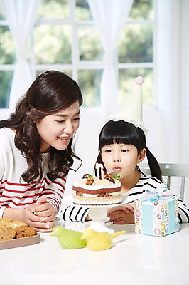 포토 JPG 스튜디오촬영 라이프스타일 여자 딸 행복 어린이 음식 의자 촛불 창문 가족 식탁 모녀 엄마 실내 미소 웃음 사람 앉기 동양인 소녀 이벤트 상반신 성인 두명 앞모습 아웃포커스 30대 부모 파티 쿠키 케이크 유치원생 고깔모자 한국인 자녀 축하 생일파티 생일 불기 생일케이크 생일상 여자만 국내포토 모자 기념일 감정 뷰포인트 가구 컨셉 초 관계 모션 탁자 디저트 촬영기법 표정 인종 내부 생활 장년 파일형식