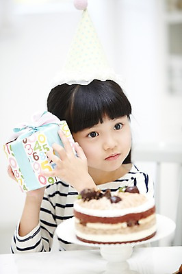 포토 JPG 스튜디오촬영 라이프스타일 응시 여자 행복 어린이 음식 의자 식탁 실내 선물 한명 들기 사람 앉기 동양인 소녀 이벤트 상반신 앞모습 아웃포커스 선물상자 파티 케이크 유치원생 고깔모자 한국인 축하 생일파티 생일 생일케이크 호기심 여자만 여자한명만 어린이만 소녀만 소녀한명만 국내포토 모자 1 시선 기념일 감정 뷰포인트 가구 컨셉 모션 탁자 디저트 촬영기법 인종 내부 생활 상자 파일형식