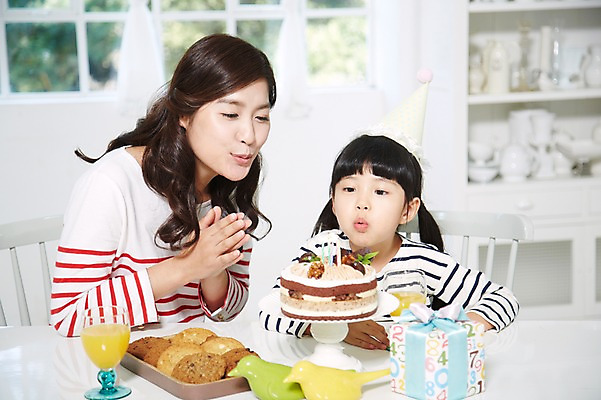 포토 JPG 스튜디오촬영 라이프스타일 여자 딸 행복 어린이 음식 의자 촛불 창문 가족 식탁 모녀 엄마 실내 선물 사람 앉기 동양인 소녀 이벤트 상반신 성인 두명 앞모습 아웃포커스 컵 30대 선물상자 부모 파티 쿠키 케이크 주스 유치원생 고깔모자 한국인 자녀 축하 생일파티 생일 오렌지주스 불기 생일케이크 찬장 생일상 여자만 국내포토 모자 식기 기념일 감정 음료 뷰포인트 가구 컨셉 초 관계 모션 탁자 디저트 촬영기법 인종 내부 생활 장년 상자 과일주스 파일형식