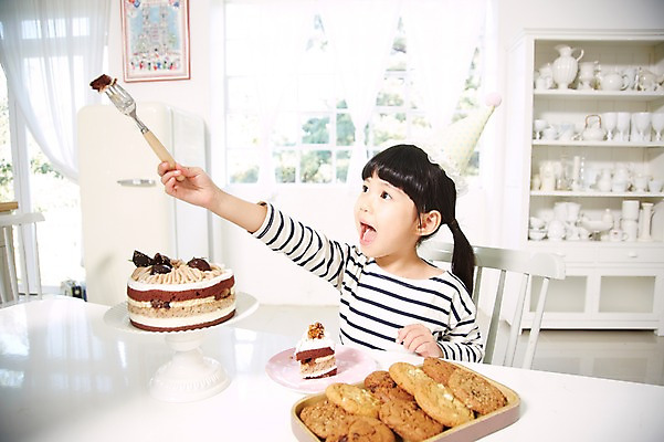 포토 JPG 스튜디오촬영 라이프스타일 접시 여자 행복 어린이 음식 포크 의자 창문 식탁 실내 입벌림 한명 들기 사람 앉기 동양인 소녀 이벤트 상반신 옆모습 아웃포커스 파티 쿠키 케이크 유치원생 고깔모자 한국인 축하 생일파티 생일 생일케이크 찬장 주기 냉장고 생일상 여자만 여자한명만 어린이만 소녀만 소녀한명만 국내포토 모자 1 식기 기념일 감정 뷰포인트 가구 컨셉 모션 탁자 디저트 촬영기법 표정 인종 내부 생활 가전제품 파일형식