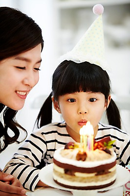 포토 JPG 스튜디오촬영 라이프스타일 여자 딸 행복 어린이 음식 촛불 가족 모녀 엄마 실내 미소 웃음 사람 앉기 동양인 소녀 이벤트 상반신 성인 두명 앞모습 아웃포커스 30대 부모 파티 케이크 유치원생 고깔모자 한국인 자녀 축하 생일파티 생일 불기 생일케이크 여자만 국내포토 모자 기념일 감정 뷰포인트 컨셉 초 관계 모션 디저트 촬영기법 표정 인종 내부 생활 장년 파일형식