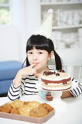 포토 JPG 스튜디오촬영 라이프스타일 여자 행복 어린이 음식 의자 식탁 실내 선물 한명 미소 웃음 사람 앉기 동양인 소녀 이벤트 상반신 앞모습 아웃포커스 선물상자 파티 쿠키 케이크 유치원생 고깔모자 한국인 축하 생일파티 생일 생일케이크 먹기 크림 생일상 여자만 여자한명만 어린이만 소녀만 소녀한명만 국내포토 모자 1 기념일 감정 뷰포인트 가구 컨셉 모션 탁자 디저트 촬영기법 표정 인종 내부 생활 상자 파일형식
