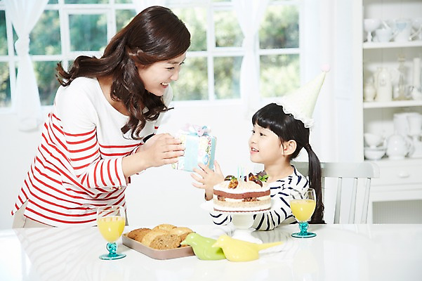 포토 JPG 스튜디오촬영 라이프스타일 여자 딸 행복 어린이 음식 의자 창문 가족 식탁 모녀 엄마 실내 선물 미소 웃음 사람 앉기 동양인 소녀 이벤트 상반신 성인 두명 옆모습 아웃포커스 컵 30대 선물상자 부모 파티 마주보기 쿠키 케이크 주스 유치원생 고깔모자 한국인 자녀 축하 생일파티 생일 오렌지주스 생일케이크 찬장 주기 생일상 여자만 국내포토 모자 식기 기념일 감정 음료 뷰포인트 가구 컨셉 관계 모션 탁자 디저트 촬영기법 표정 인종 내부 생활 장년 상자 과일주스 파일형식
