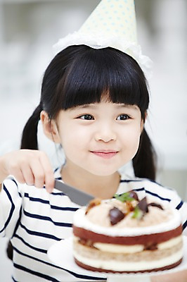 포토 JPG 스튜디오촬영 라이프스타일 응시 여자 행복 어린이 음식 실내 한명 미소 웃음 들기 사람 동양인 소녀 이벤트 상반신 앞모습 아웃포커스 파티 케이크 유치원생 고깔모자 한국인 축하 생일파티 생일 칼 생일케이크 자르기 여자만 여자한명만 어린이만 소녀만 소녀한명만 국내포토 모자 1 시선 기념일 감정 뷰포인트 컨셉 모션 디저트 촬영기법 표정 인종 내부 생활 파일형식