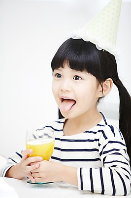 포토 JPG 스튜디오촬영 라이프스타일 응시 여자 행복 어린이 음식 식탁 실내 한명 사람 앉기 동양인 소녀 이벤트 상반신 옆모습 컵 파티 주스 유치원생 고깔모자 한국인 축하 생일파티 생일 오렌지주스 메롱 여자만 여자한명만 어린이만 소녀만 소녀한명만 국내포토 모자 1 식기 시선 기념일 감정 음료 뷰포인트 컨셉 모션 탁자 인종 내부 생활 과일주스 파일형식