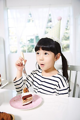 포토 JPG 스튜디오촬영 라이프스타일 접시 응시 여자 행복 어린이 음식 포크 의자 창문 식탁 실내 한명 들기 사람 앉기 동양인 소녀 이벤트 상반신 옆모습 아웃포커스 파티 케이크 유치원생 고깔모자 한국인 축하 생일파티 생일 생일케이크 먹기 여자만 여자한명만 어린이만 소녀만 소녀한명만 국내포토 모자 1 식기 시선 기념일 감정 뷰포인트 가구 컨셉 모션 탁자 디저트 촬영기법 인종 내부 생활 파일형식