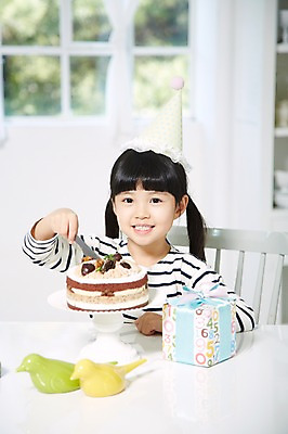 포토 JPG 스튜디오촬영 라이프스타일 여자 행복 어린이 음식 의자 창문 식탁 실내 선물 한명 미소 웃음 들기 사람 앉기 동양인 소녀 이벤트 상반신 앞모습 아웃포커스 선물상자 파티 케이크 유치원생 고깔모자 한국인 축하 생일파티 생일 칼 생일케이크 자르기 생일상 여자만 여자한명만 어린이만 소녀만 소녀한명만 국내포토 모자 1 기념일 감정 뷰포인트 가구 컨셉 모션 탁자 디저트 촬영기법 표정 인종 내부 생활 상자 파일형식