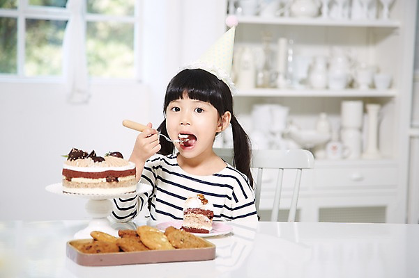 포토 JPG 스튜디오촬영 라이프스타일 접시 여자 행복 어린이 음식 포크 의자 창문 식탁 실내 한명 들기 사람 앉기 동양인 소녀 이벤트 상반신 앞모습 아웃포커스 파티 쿠키 케이크 유치원생 고깔모자 한국인 축하 생일파티 생일 생일케이크 찬장 먹기 생일상 여자만 여자한명만 어린이만 소녀만 소녀한명만 국내포토 모자 1 식기 기념일 감정 뷰포인트 가구 컨셉 모션 탁자 디저트 촬영기법 인종 내부 생활 파일형식