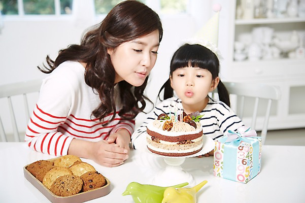 포토 JPG 스튜디오촬영 라이프스타일 여자 딸 행복 어린이 음식 의자 촛불 가족 식탁 모녀 엄마 실내 선물 사람 앉기 동양인 소녀 이벤트 상반신 성인 두명 앞모습 아웃포커스 30대 선물상자 부모 파티 쿠키 케이크 유치원생 고깔모자 한국인 자녀 축하 생일파티 생일 불기 생일케이크 생일상 여자만 국내포토 모자 기념일 감정 뷰포인트 가구 컨셉 초 관계 모션 탁자 디저트 촬영기법 인종 내부 생활 장년 상자 파일형식