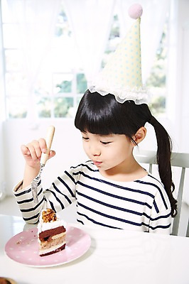 포토 JPG 스튜디오촬영 라이프스타일 접시 여자 행복 어린이 음식 포크 의자 창문 식탁 실내 한명 들기 사람 앉기 동양인 소녀 이벤트 상반신 옆모습 아웃포커스 파티 케이크 유치원생 고깔모자 한국인 축하 생일파티 생일 생일케이크 여자만 여자한명만 어린이만 소녀만 소녀한명만 국내포토 모자 1 식기 기념일 감정 뷰포인트 가구 컨셉 모션 탁자 디저트 촬영기법 인종 내부 생활 파일형식
