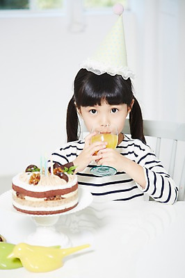 포토 JPG 스튜디오촬영 라이프스타일 여자 행복 어린이 음식 의자 식탁 실내 한명 들기 사람 앉기 동양인 소녀 이벤트 상반신 앞모습 아웃포커스 컵 파티 케이크 주스 유치원생 고깔모자 한국인 마시기 축하 생일파티 생일 오렌지주스 생일케이크 먹기 여자만 여자한명만 어린이만 소녀만 소녀한명만 국내포토 모자 1 식기 기념일 감정 음료 뷰포인트 가구 컨셉 모션 탁자 디저트 촬영기법 인종 내부 생활 과일주스 파일형식
